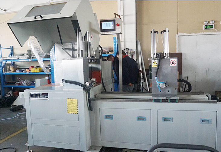 阳光明媚！客户来邓氏现场考察大型数控切铝机