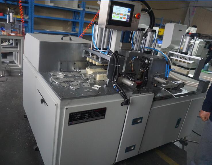 案例|太阳能光伏边/中压块冲孔锯切，一台冲切一体机搞定