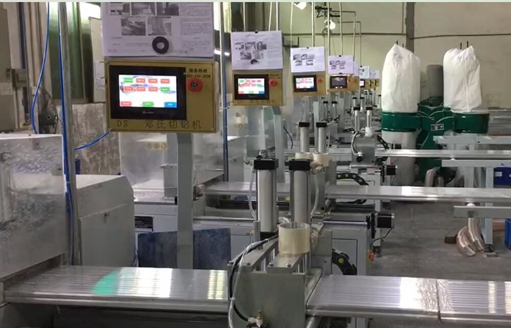 切铝机客户使用现场，8台切铝设备并切，3人操作