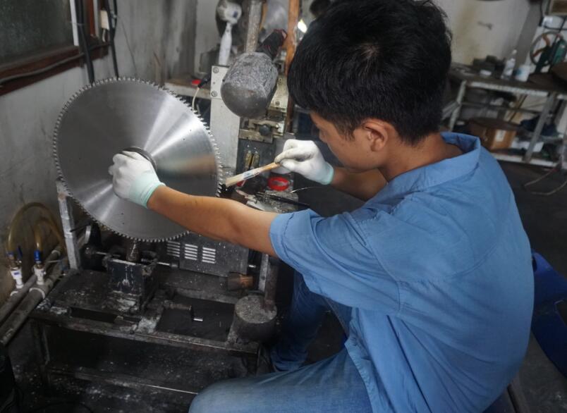 找邓氏切铝机订购切铝设备，铝合金锯片粘铝问题先被解决